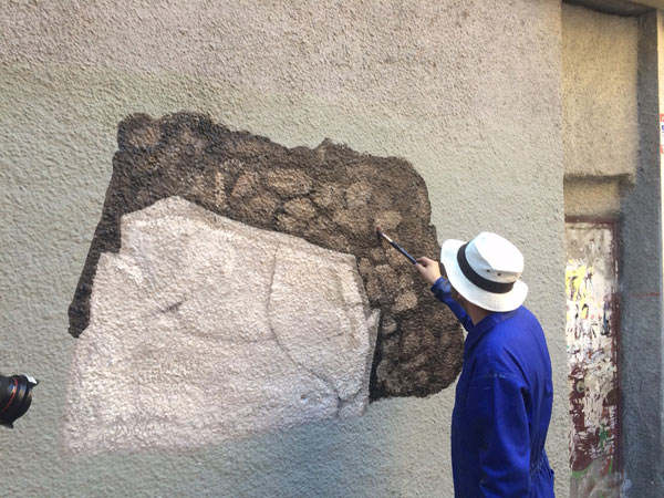 Ignacio Pérez-Jofre realizando una intervención sobre una fachada urbana.