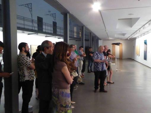El comisario de la muestra, Carlos Trigueros, en el centro, durante una visita guiada por la exposición.