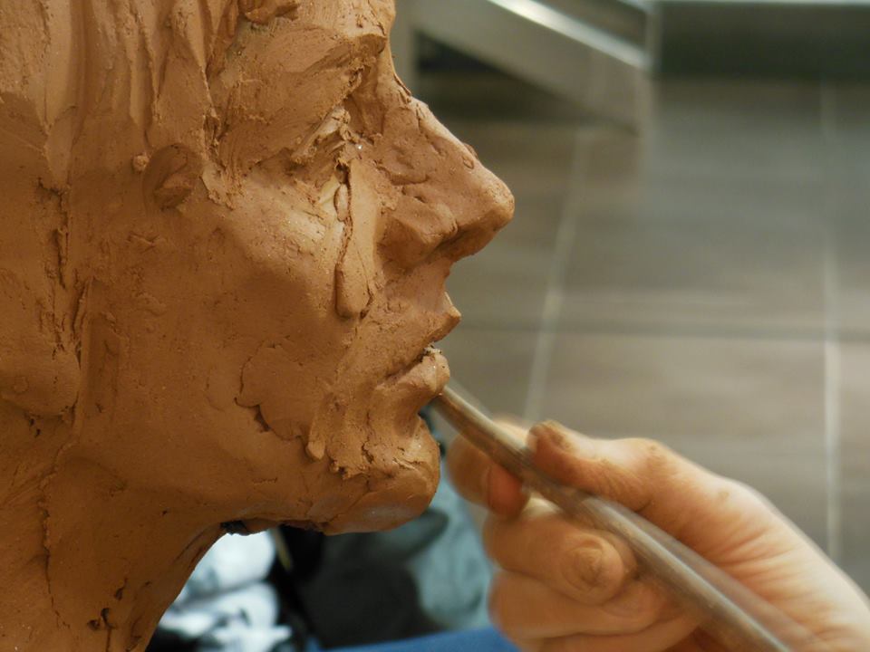 Charo Acera, modelando un busto de barro.