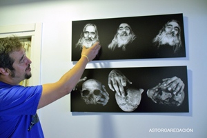 Ranommanfotho (Andrés Palmero Alonso) ante una de las obras de la exposición. © Fotografía: Eloy Rubio Carro.