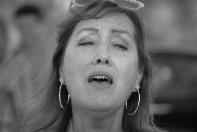 María José Cordero, cantando. © astorgaredaccion.com