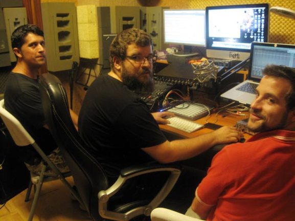 Los tres conductores de Cubo Radio. © Fotografía: Eloísa Otero.