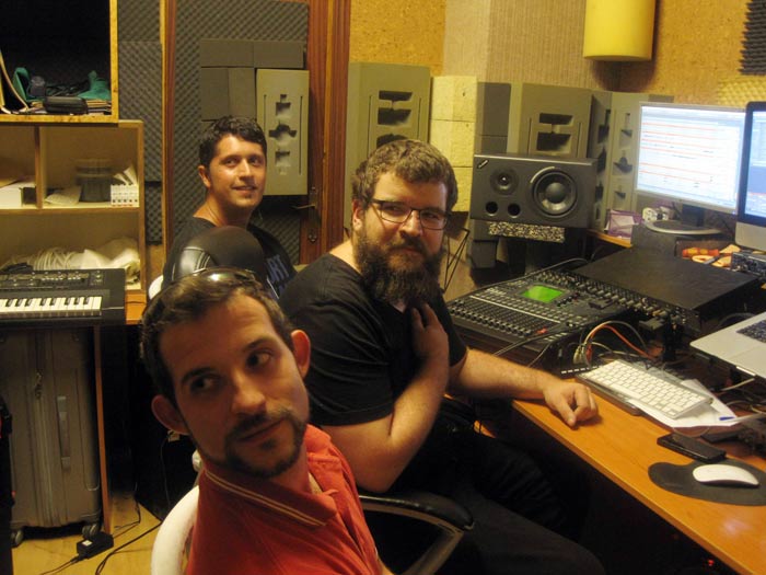 Los tres conductores de Cubo Radio. © Fotografía: Eloísa Otero.