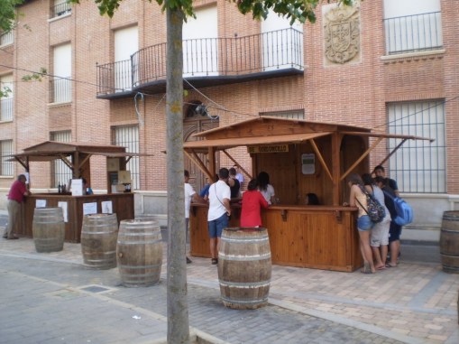 Imagen retrospectiva de las casetas de la Feria Vitivinícola de Gordoncillo. © Fotografía: Lala.
