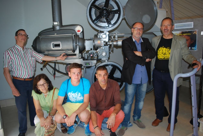 Los organizadores del festival posando al lado de un proyector OSSA, propiedad de Miguel 'Trébol'. © Fotografía: astorgaredaccion.com