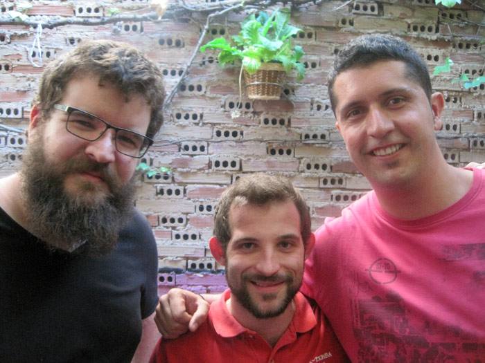 Genzo, Pedro y Rompe, conductores de Cubo Radio. © Fotografía: Eloísa Otero.