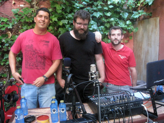 Rompe, Genzo y Pedro, conductores de Cubo Radio, durante la grabación de un programa en el café Ékole, el verano pasado, dentro del proyecto "Patios". © Fotografía: Eloísa Otero.