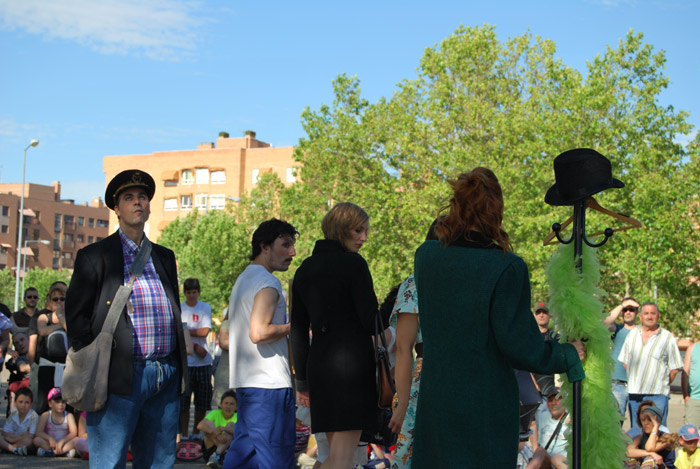 Una escena de la obra "Absurdistán", representada por un grupo de aficionados dirigidos por profesionales de la compañía Azar Teatro.