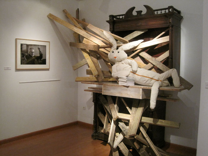 Pieza de Jesús Palmero dedicada a Leopoldo María Panero, fotografíado a su vez (izd.) por José Ramón Vega. © Fotografía: E. Otero.