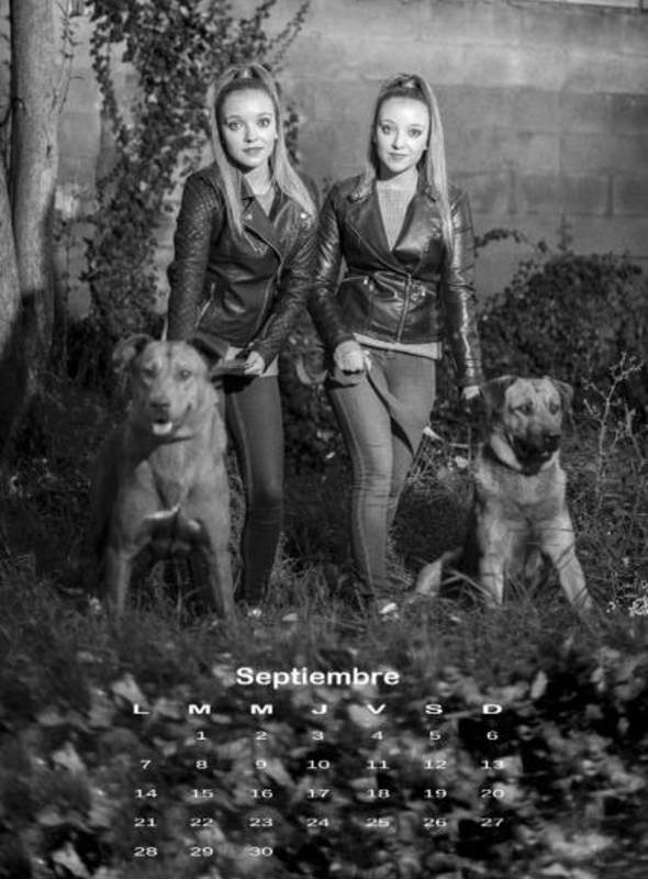 Fotografía de Divina Quinina para el calendario solidario de la Sociedad Protectora de Animales de León.