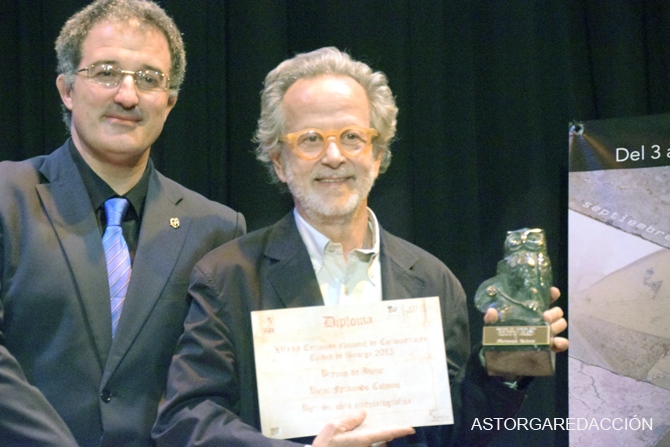 El alcalde de Astorga, Arsenio García entregó el Premio de Honor a Fernando Colomo. Fotografía: Eloy Rubio Carro.
