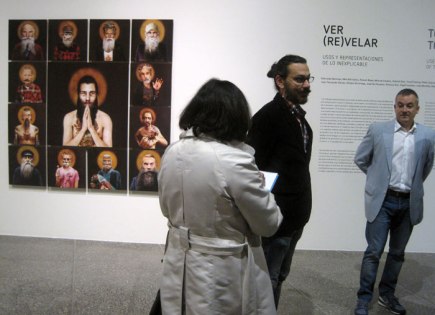 Exposición "Ver (re)velar" en el MUSAC. El artista Pablo García, en el centro, con Manuel Olveira. © Fotografía: Eloísa Otero.