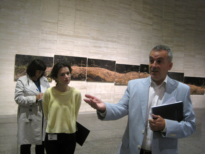 Manuel Olveira, director del Musac, en una sala de laeExposición 