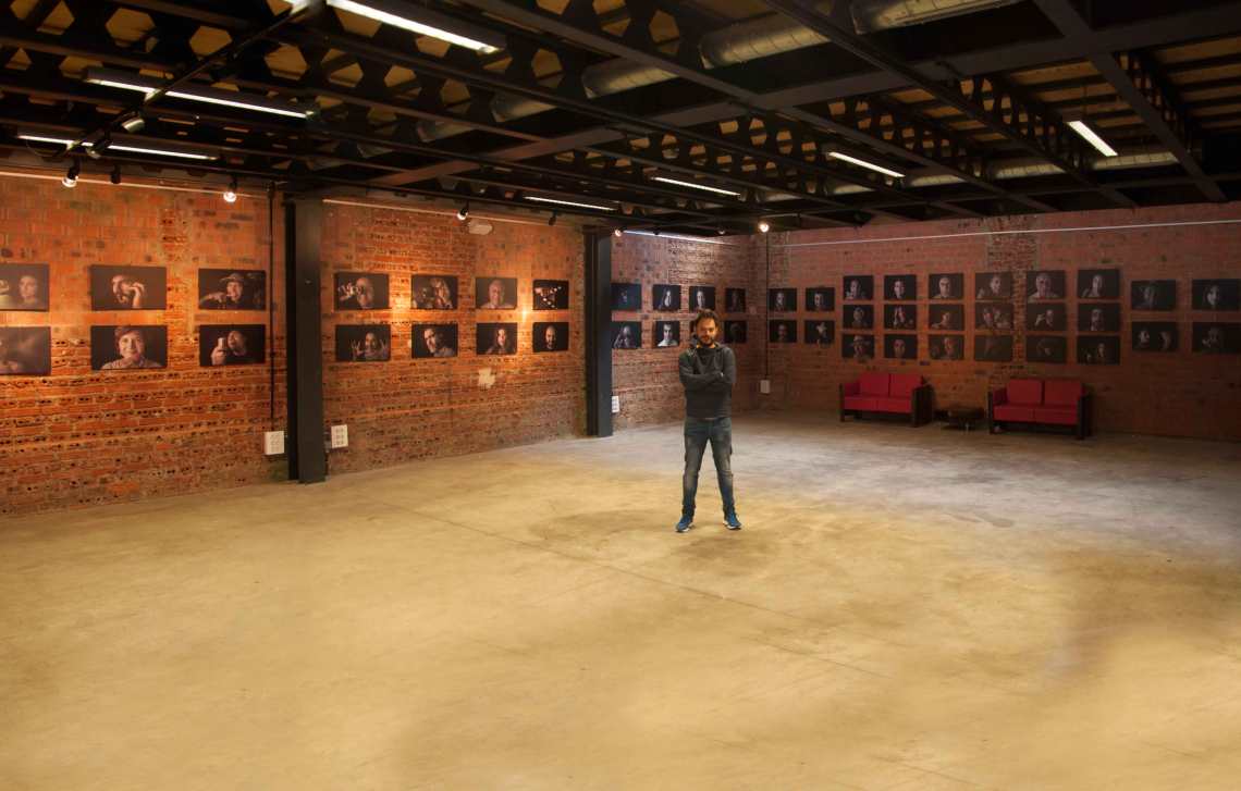 Saúl Arén, en la sala de Espacio León donde expone hasta el 9 de octubre. 