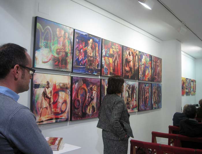 Imagen de la galería Ármaga con los cuadros de Jular recién colgados. © Fotografía: E. Otero.