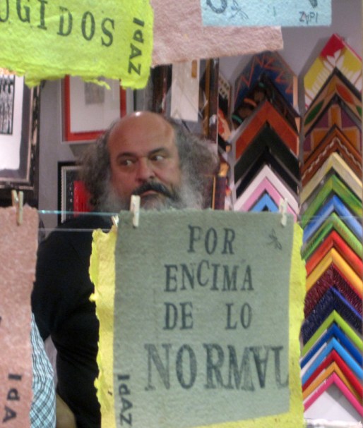 Felipe Zapico en su "explosición" titulada "A pura tinta", en Kanya Enmarcación (León). © Fotografía: Eloísa Otero.