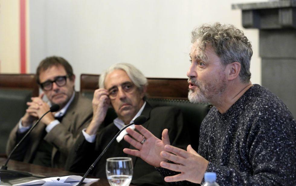 Manuel Rivas, en primer plano, junto a Juan Barja y Enrique Anaut. / © Fotografía: Carlos Rosillo (El País).