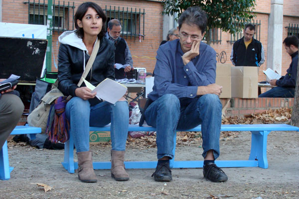 Gladys Martínez y Juan Carlos Barba, dos de los autores del libro `Tu casa no es tuya, es del banco. Resistencias y alternativas colectivas frente al colapso de la burbuja inmobiliaria´. Foto: L. Fraile.