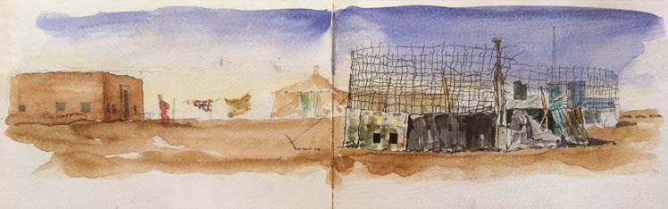 Los corrales de cabras hechos con materiales de reciclaje son de un aspecto estético interesantísimo. Parecen esculturas o instalaciones de arte contemporáneo. Al fondo, los elementos principales de una jaima (hogar): La gaitun (tienda) y la daar (casa de adobe). © Ilustración: Javier de Blas.