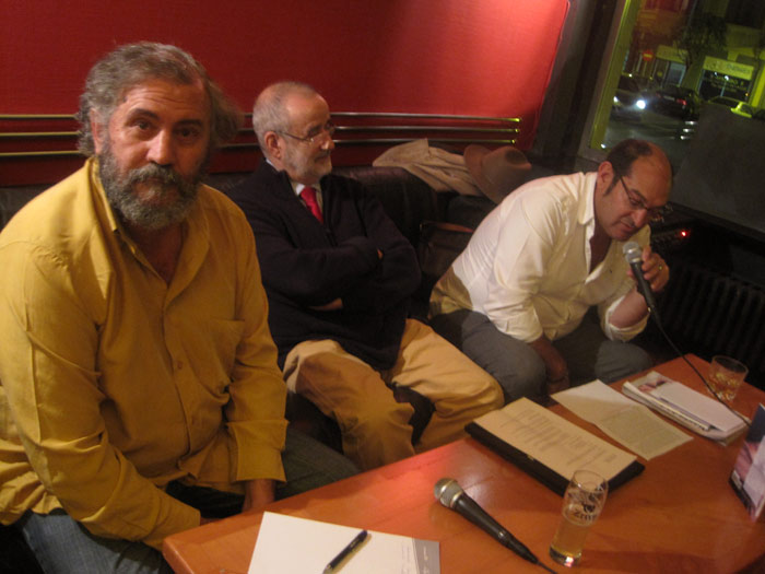 El periodista Fulgencio Fernández, el profesor Francisco Flecha Andrés y Antonio Barreñada, durante la presentación del libro.