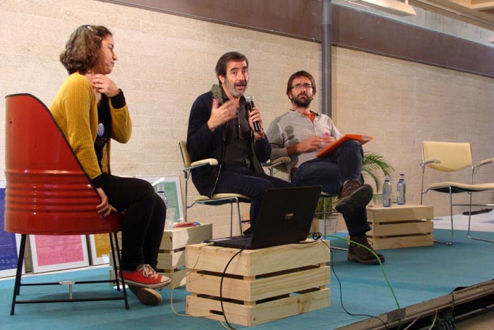 Laia Ramos (Idensitat), Augusto Paramio (moderador) y Daniel García (Movimiento ATD Cuarto Mundo). Foto: L. Fraile.