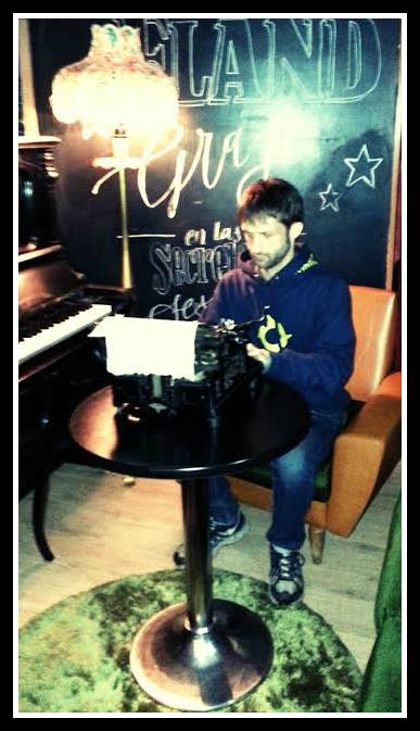 El poeta Jorge Pascual en el Bar Belmondo (León).