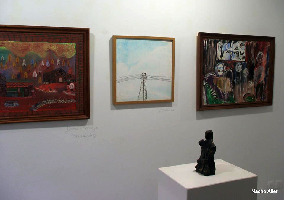 Obras en la exposición colectiva de la galería Ármaga con motivo del Día Mundial de la Salud Mental. © Fotografía: Nacho Aller.