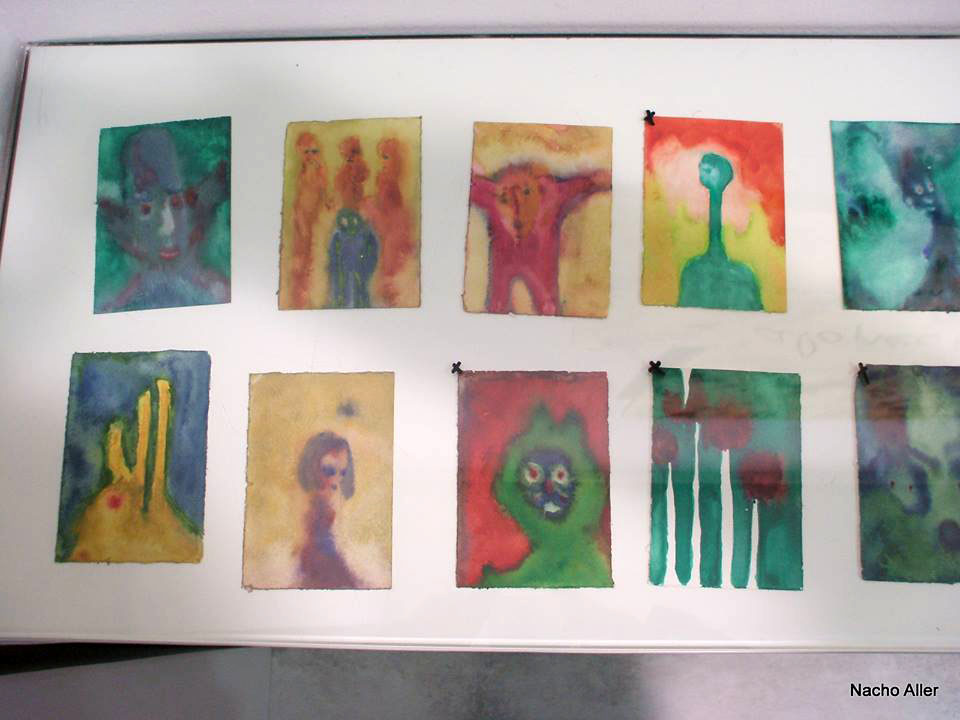 Obras en la exposición colectiva de la galería Ármaga con motivo del Día Mundial de la Salud Mental. © Fotografía: Nacho Aller.