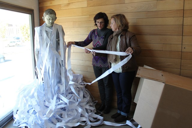 La artista Isabel Alonso junto a una de sus piezas en el Auditorio de León.