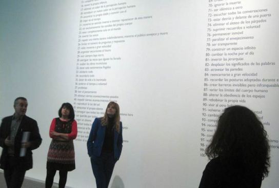 El director del Musac, Manuel Olveira, y la directora de Políticas Culturales de la Junta, Mar Sancho, durante una visita a la muestra “Cómo hacer arte con palabras”. © Foto: E. Otero.