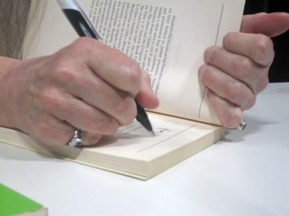 Las manos de Sharon Olds. © Fotografía: Eloísa Otero.