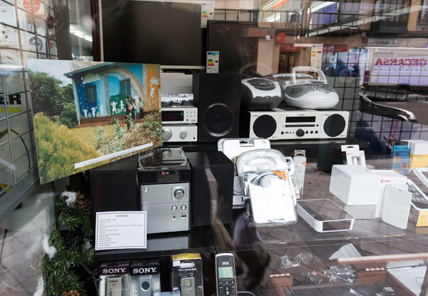 Fotografías de El Salvador y tarjetas navideñas comparten escaparates en las calles Torrecilla, Padilla y Lira de Valladolid, en una iniciativa solidaria. Fotografía: Miguel Ángel Santos.