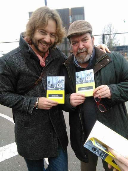 Rafael Saravia, presidente y editor de Leteo,(izq.) con el poeta Julio Obeso (dcha.).