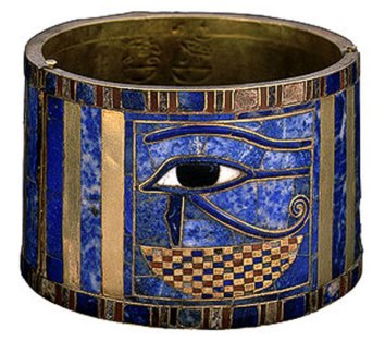 Brazalete de Sesonquis I con el ojo Udyat. Museo Egipcio de El Cairo.