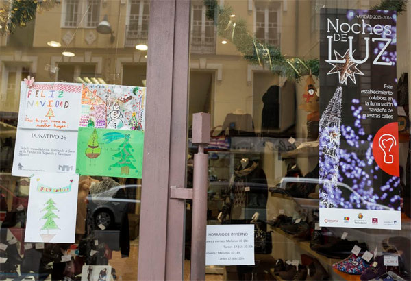 Fotografías de El Salvador y tarjetas navideñas comparten escaparates en las calles Torrecilla, Padilla y Lira de Valladolid, en una iniciativa solidaria. Fotografía: Miguel Ángel Santos.