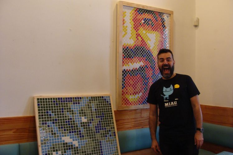 Julián Arranz junto a dos de sus obras. Fotografía: Laura Fraile.