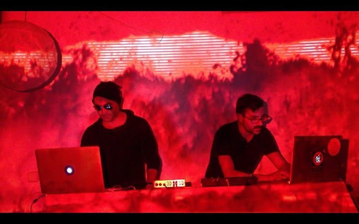 Diego Cadierno [a la derecha] en concierto con Mucrovisión.