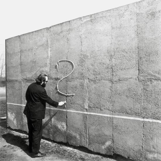 Július Koller. Univerzálny Futurologický Otáznik (U.F.O.) / Universal Futurological Question Mark (U.F.O.), 1972. © Tate Modern y Július Koller Society.