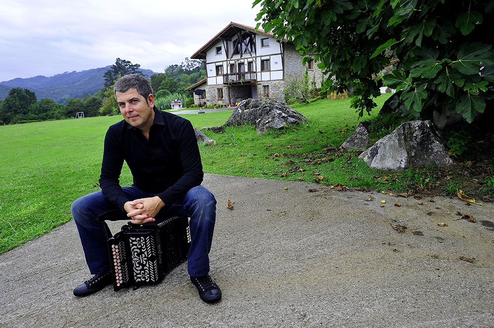 El músico vasco KEPA JUNKERA. En el entorno de su caserío OLIENE, en Busturia. Bizkaia.