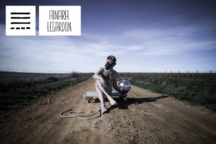 TESLA 7 / 2016 (Ainara LeGardon). El cartel es obra de Eduardo Fandiño.