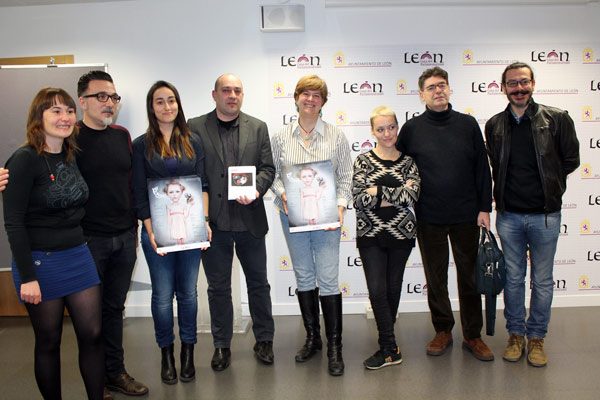 Artistas participantes en Le Pasquín 2016, con la concejala de Cultura. (Isabel Medarde, Santos Perandones, Julia Martín, Víctor M. Díez, Margarita Torres, Miriam Vega, Ildefonso Rodríguez y Pablo García).