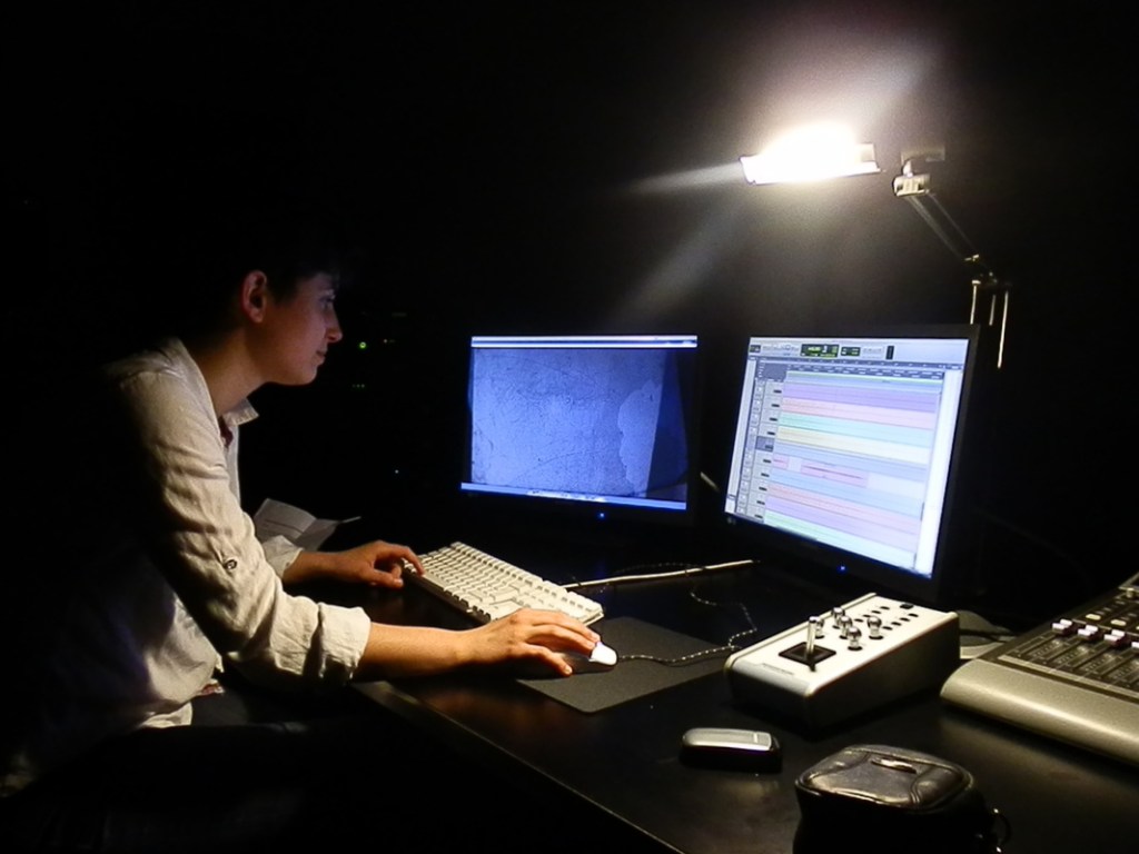 Hara Alonso. "Working in Studio 2 in EMS, Stockholm". (Imagen tomada de su página web)