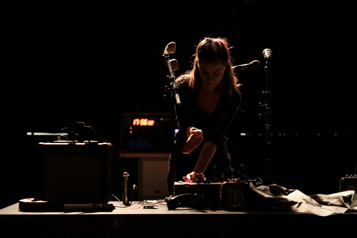 Ainara LeGardon en directo. Fotografía: Salomé Saguillo.