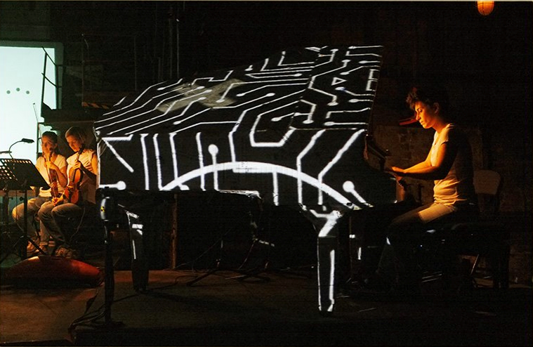 Hara Alonso al piano. (Imagen tomada de la página web de Hara Alonso)