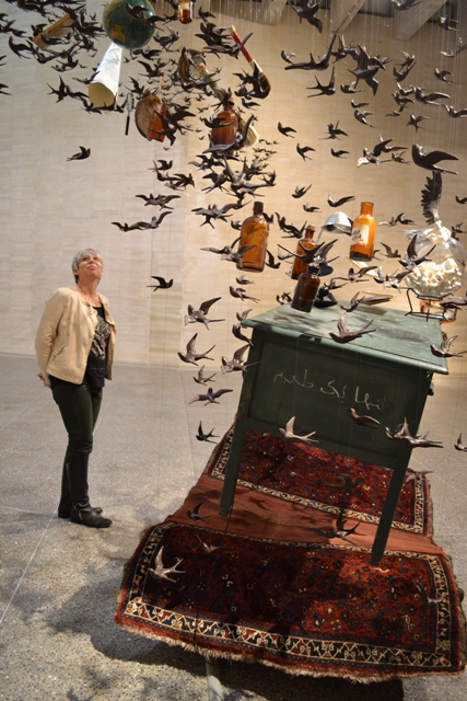 Pame Perira junto a la instalación "Second Wind". Fotogarfía: Izaskun Sebastian.