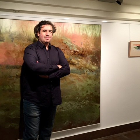 El artista Gonzalo Prieto junto a una de sus obras en La Casona.