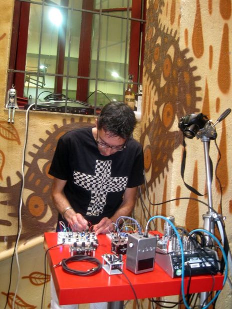 Actuación de Irísono en el patio de Hana-Bi (León, 5 de agosto de 2015) dentro del ciclo “PATIOS”. Fotografía: Eloísa Otero.