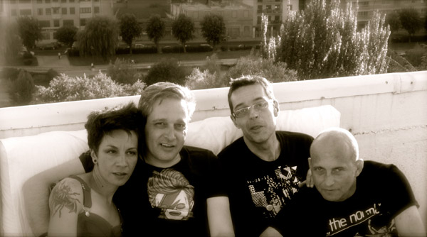 Foto de grupo de Queer Toys (Torreón Pi, junio 2014), con Indigexta, Carlos Luxor, Javier Iriso y Josenoise. Fotografía: Archivo Pi.