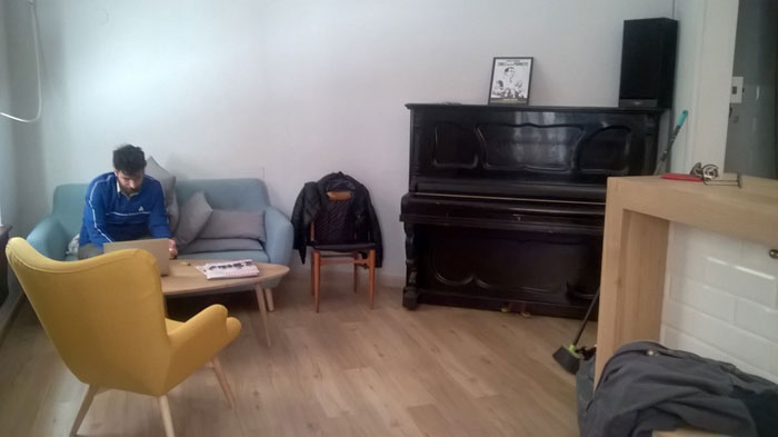 Yago Ferreiro (Yago Belmondo), al fondo del remodelado bar Belmondo. Foto: E.O.