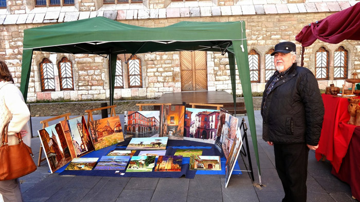 Uno de los pintores que tienen su puesto en el Jardín de las Artes (León).